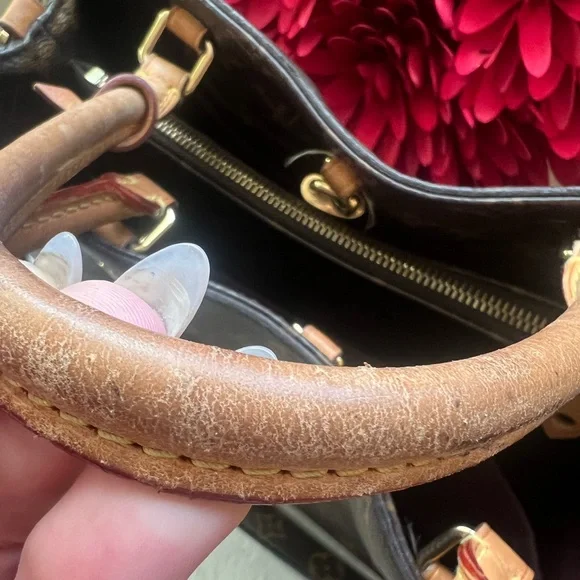 Monogram Canvas Montaigne GM- Large Travel Handbag removable strap. Lock/ key 🔐 - Picture 12 of 13